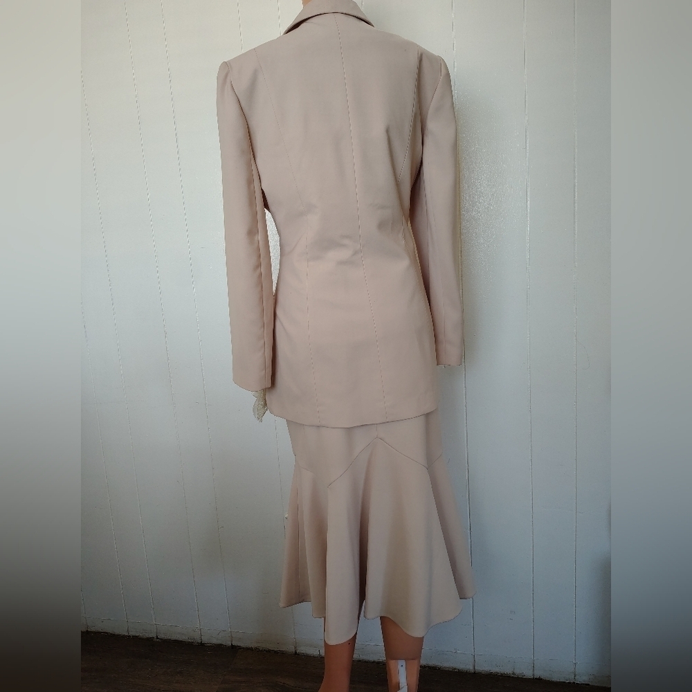 Elite Champagne Elegant Beige Suit with Lace Accents Size 8 - Picture 3 of 16